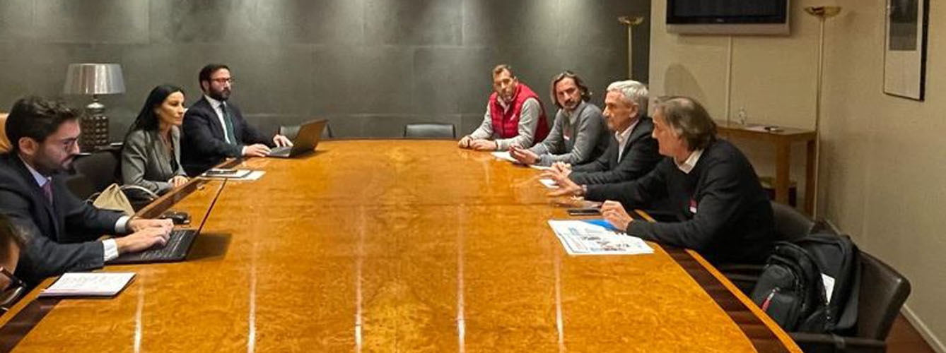 Imagen de la reunión mantenida entre la Asociación Española de Distribuidores de Productos para Animales de Compañía y el Grupo Parlamentario Vox.