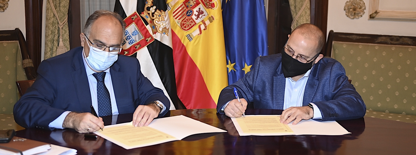 De izda a dcha, Alberto Gaitán, consejero de Sanidad de Ceuta, y Francisco Gutiérrez, presidente del Colegio de Veterinarios de Ceuta, firmando el convenio.
