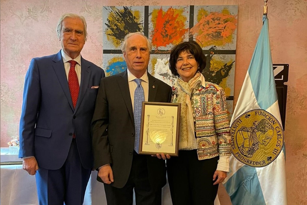 Foto de familia del nombramiento Arturo Anadón Navarro, presidente de la RACVE, como Miembro de mérito de la Fundación Carlos III.