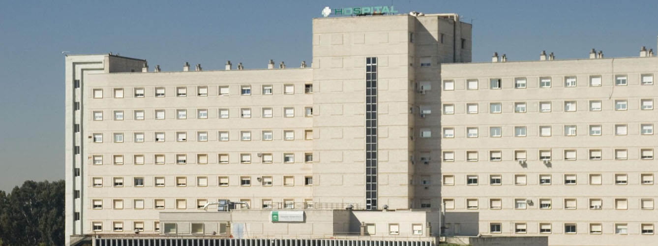 Fachada del Hospital Universitario Virgen del Valme de Sevilla, donde están hospitalizadas algunas de las personas afectadas