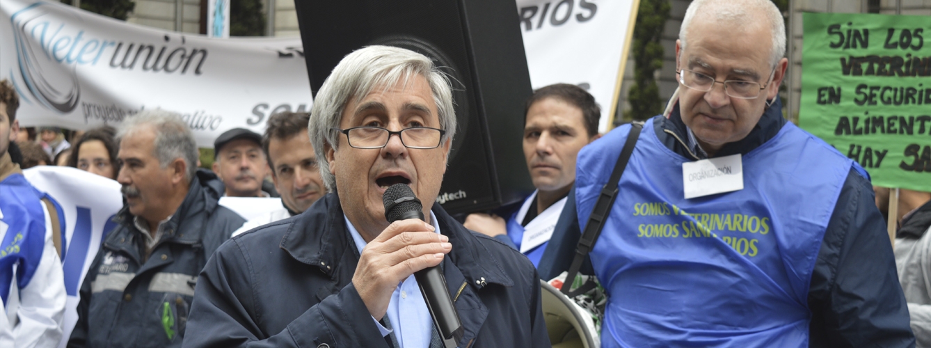 Juan José Badiola durante la lectura del manifiesto de la Manifestación Nacional Veterinaria.