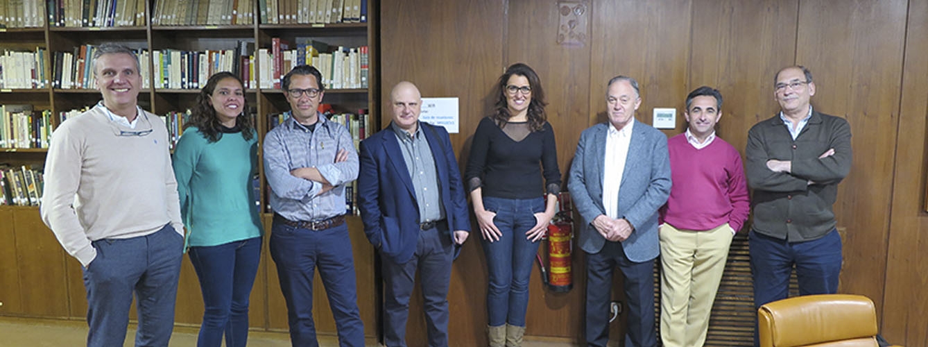 De izquierda a derecha: Javier López San Román, Carla Aguirre, Juan Roldán, Francisco Vázquez, Cristina Ortega, Felipe Vilas, Miguel Valdés y Manuel Novales.