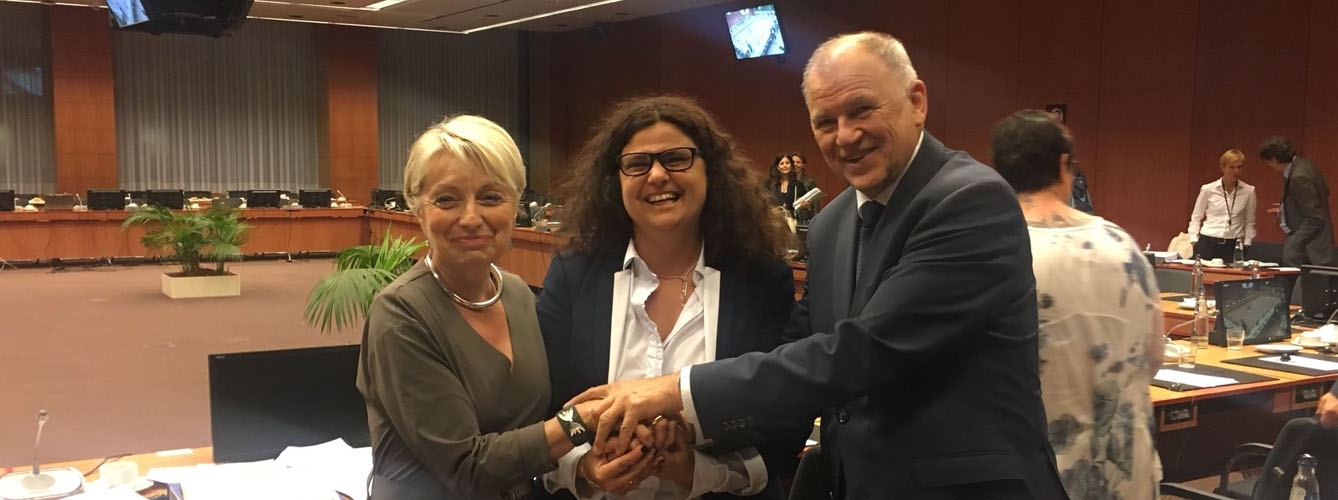 Françoise Grossetête a la izquierda de la imagen tras cerrar el acuerdo en el Parlamento Europeo