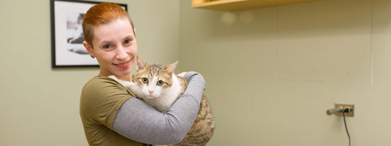 Kristen Smith abraza a Jack. Foto: John Joyner/NYC State Veterinary Medicine.