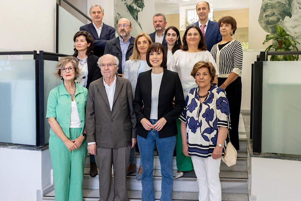 Foto de familia de los 12 expertos y expertas del Comité junto a la ministra de Ciencia e Innovación, Diana Morant.