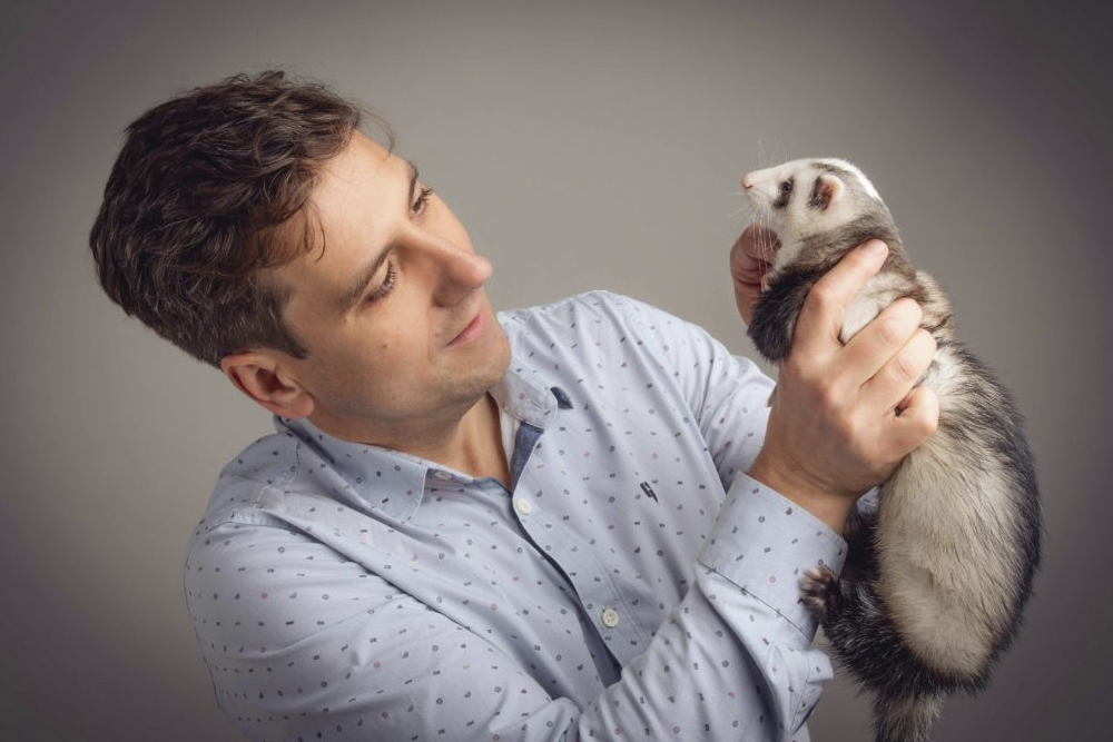 Jacobo Giner, veterinario especializado en la atención a mustélidos.