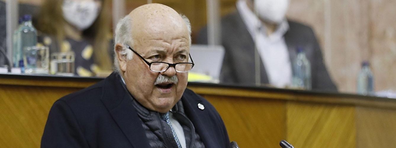 Jesús Aguirre, consejero de Salud y Familias de Andalucía, en un momento de su comparecencia ante el Pleno del Parlamento.