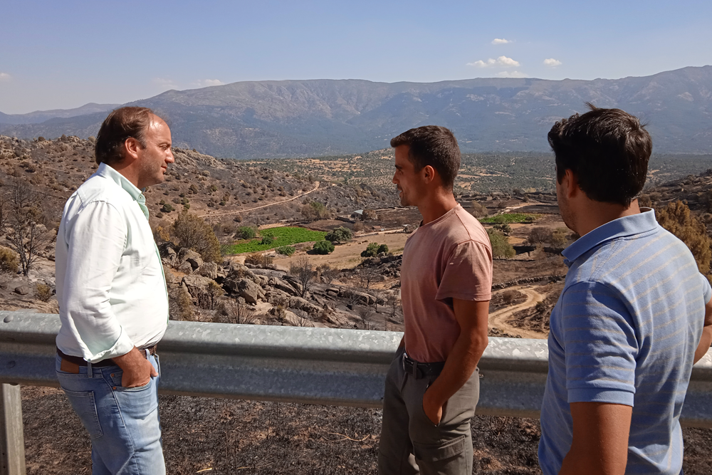 El veterinario y presidente provincial de ASAJA Ávila, Joaquín Antonio Pino, ha visitado a los ganaderos afectados por los incendios.
