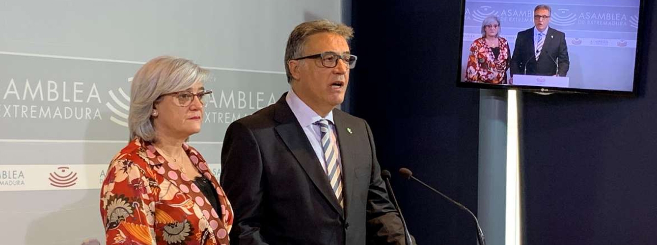 José María Vergeles, consejero de Sanidad y Servicios Sociales de Extremadura, y Aurora Venegas, secretaria general del departamento. 