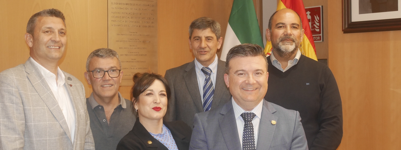 Foto de familia de la nueva Junta de Gobierno del Colegio de Veterinarios de Granada.