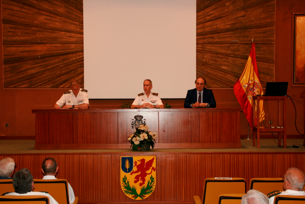 De izda a dcha: el coronel Luis López Tomás, el general de brigada veterinario Alberto Pérez Romero y Luis Alberto Calvo, presidente de la OCV.
