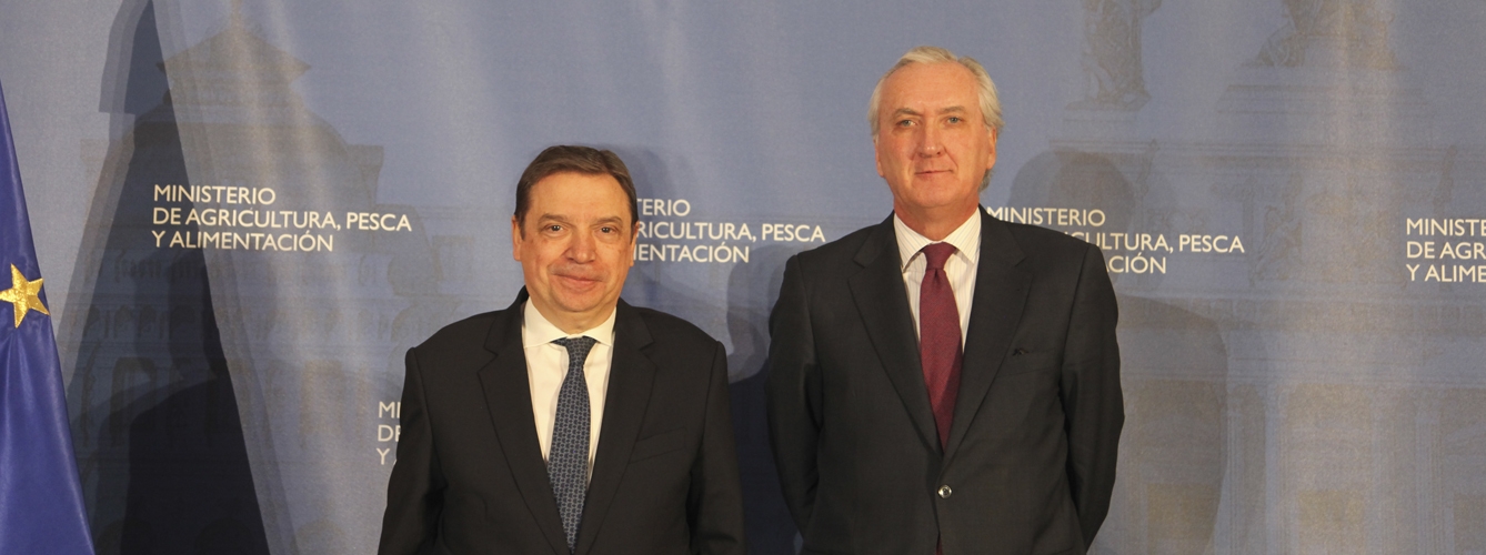 El ministro de Agricultura Luis Planas (izda) y el nuevo subsecretario del Ministerio, Luis Álvarez-Ossorio.