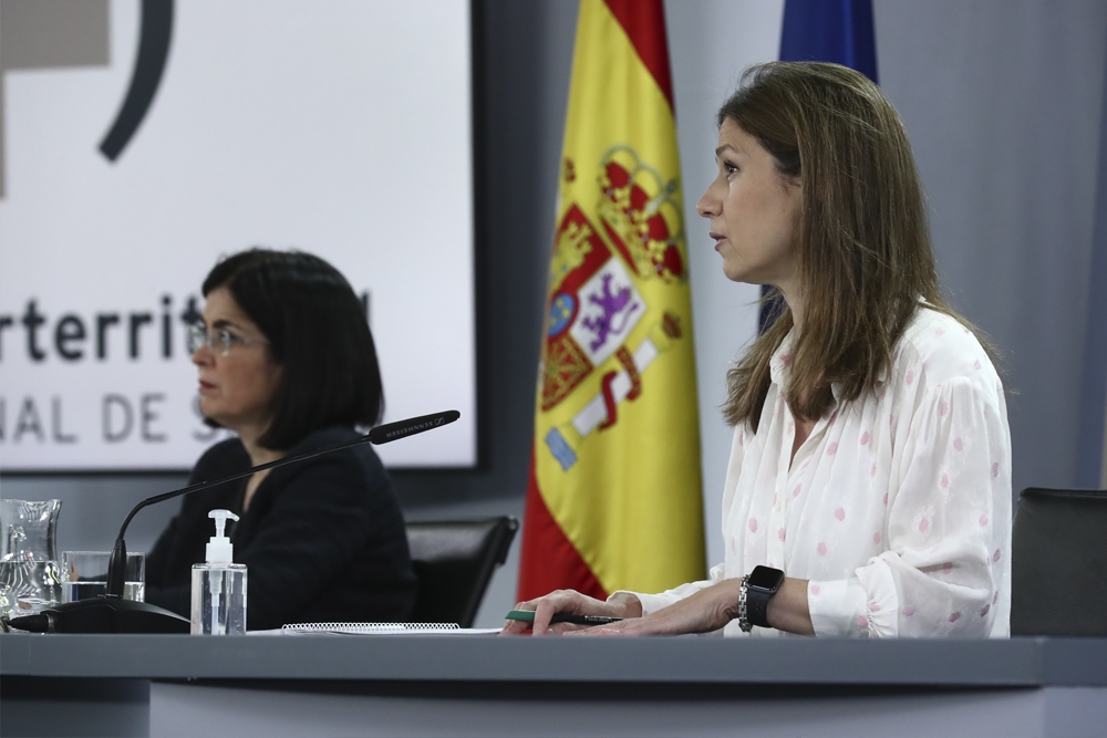 De dcha a izda, María Jesús Lamas, directora de la Agencia Española de Medicamentos y Productos Sanitarios, y Carolina Darias, ministra de Sanidad.