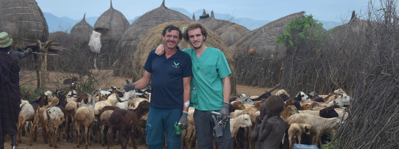 Los veterinarios David Iglesias Garcia-Conde, y su hijo Carlos Iglesias durante una desparasitación.