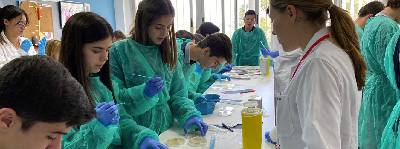 Estudiantes del Grado de Veterinaria dirigen a grupos de estudiantes de Secundaria y Bachillerato de siete colegios en la búsqueda de antibióticos en el medio natural.