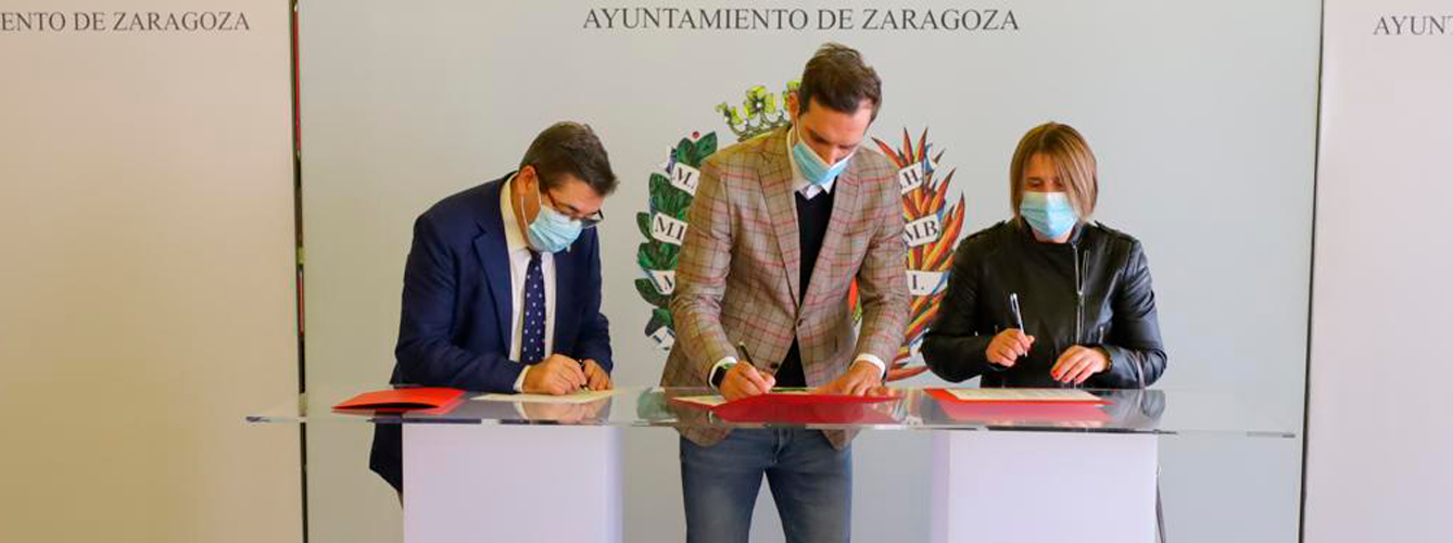 De izq a dcha: Jesús García, Javier Rodrigo y Leticia Dionisio durante la firma del convenio.