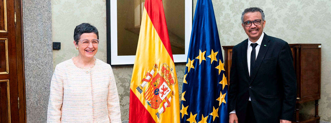 La ministra de Asuntos Exteriores, Unión Europea y Cooperación, Arancha González Laya, y el director general de la OMS, Tedros Adhanom Ghebreyesus.
