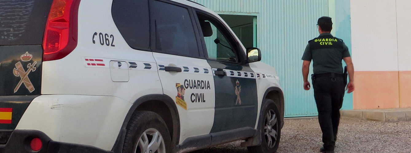 Foto de archivo: Guardia Civil durante el registro a una instalación.