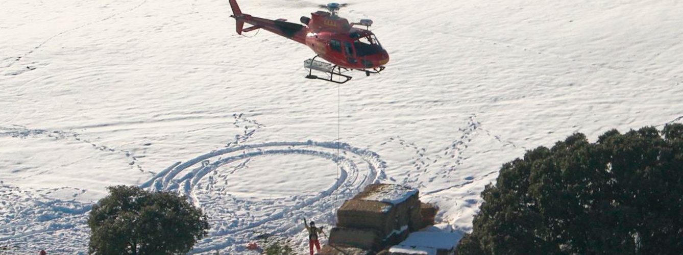 Helicóptero del Grupo Especial de Rescate en Altura transportando alimento para el ganado atrapado por la nieve en Madrid.
