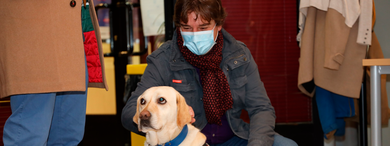 Javier Ayala, alcalde de Fuenlabrada, con uno de los perros de terapia para mujeres víctimas de violencia de género.