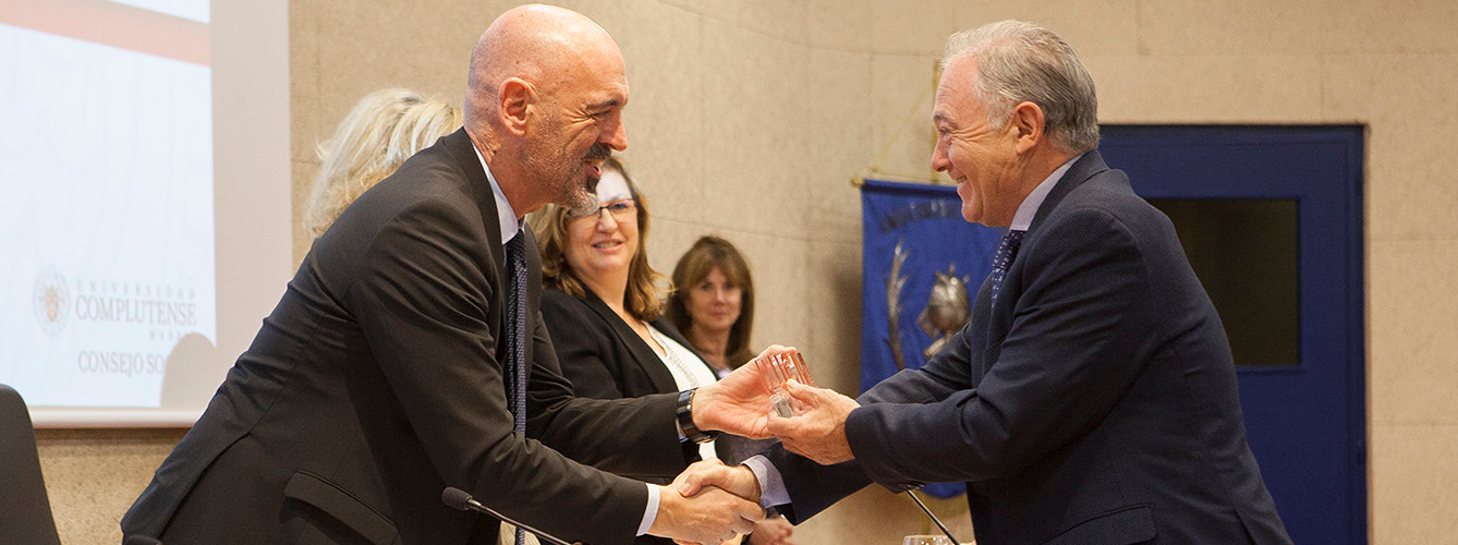 Joaquín Goyache, rector de la Universidad Complutense de Madrid entregando el galardón a Felipe Vilas, presidente del Colegio Oficial de Veterinarios de Madrid.