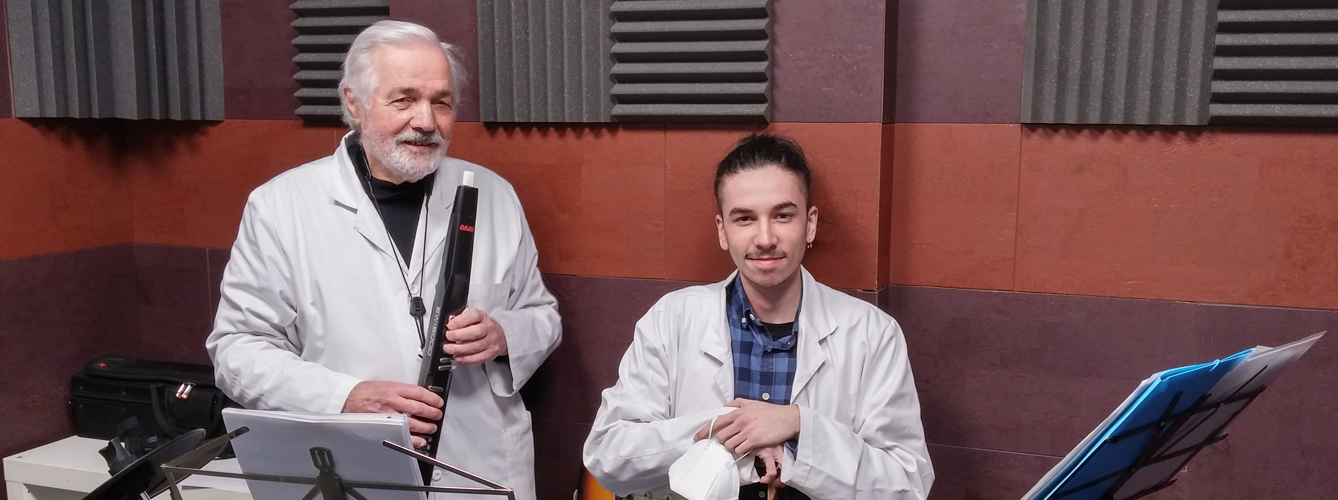 Los veterinarios Jorge Graziano (izquierda) y Alejandro Allo en el estudio de música de la clínica veterinaria Pet Vet.