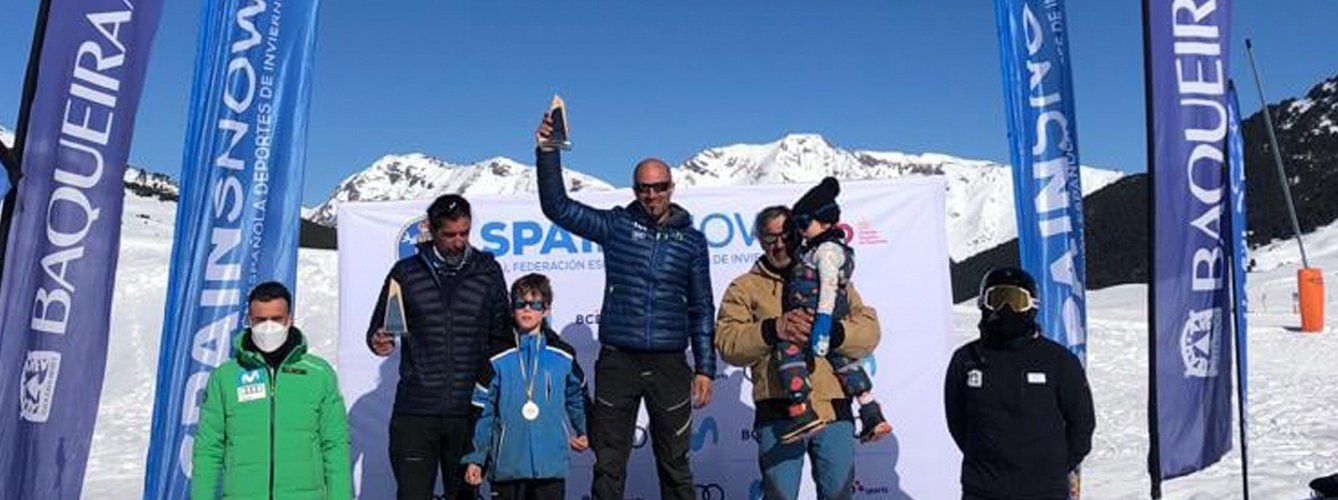 Stangest ha celebrado las medallas conseguidas por los mushers que apoyó en el Campeonato de España Sprint sobre nieve de carreras de perros de trineo.
