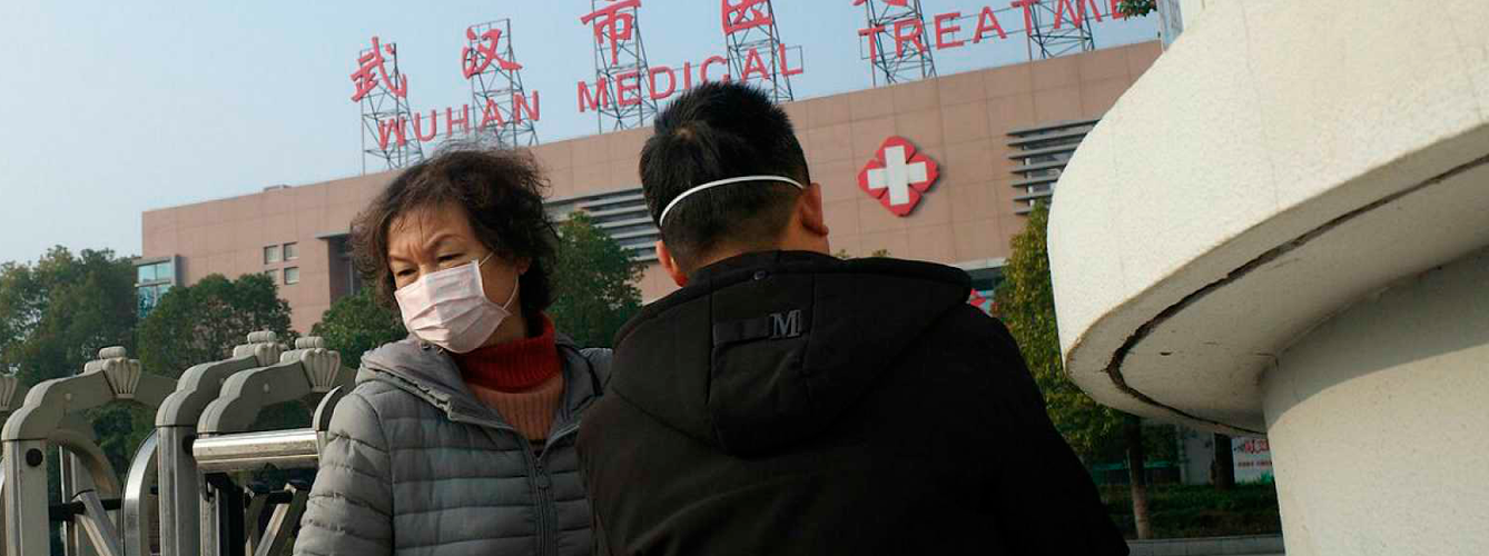 Una mujer abandona el centro médico de Wuhan. Foto Noel Celis