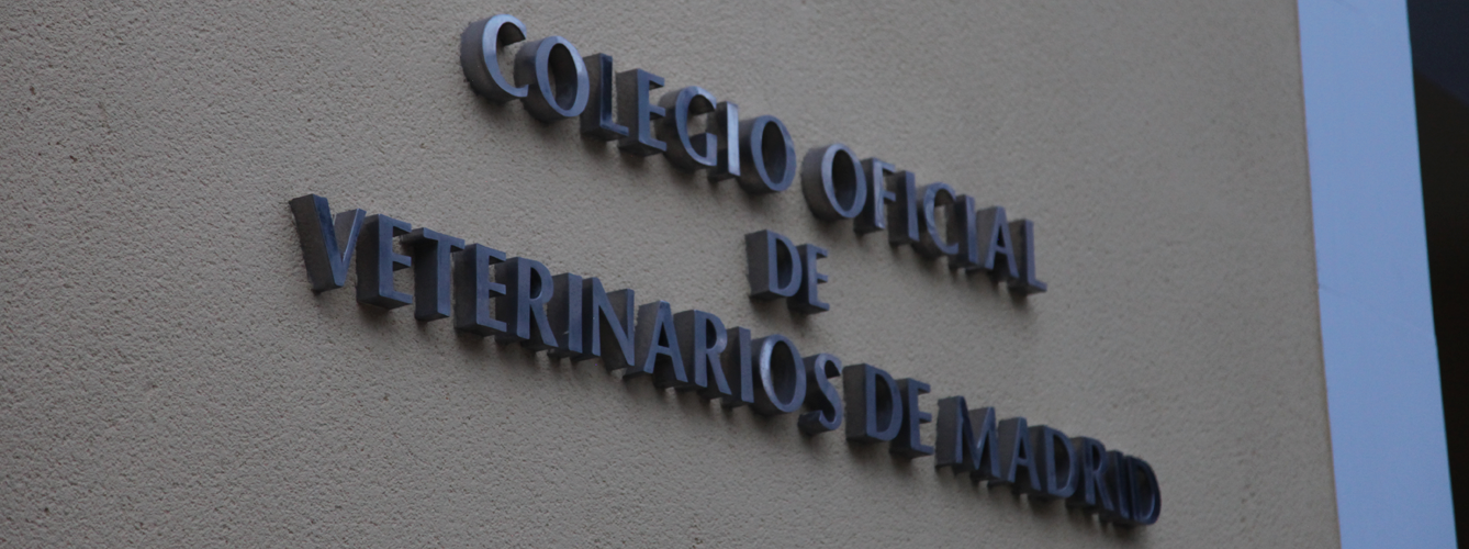 Detalle de la fachada del Colegio Oficial de Veterinarios de Madrid.
