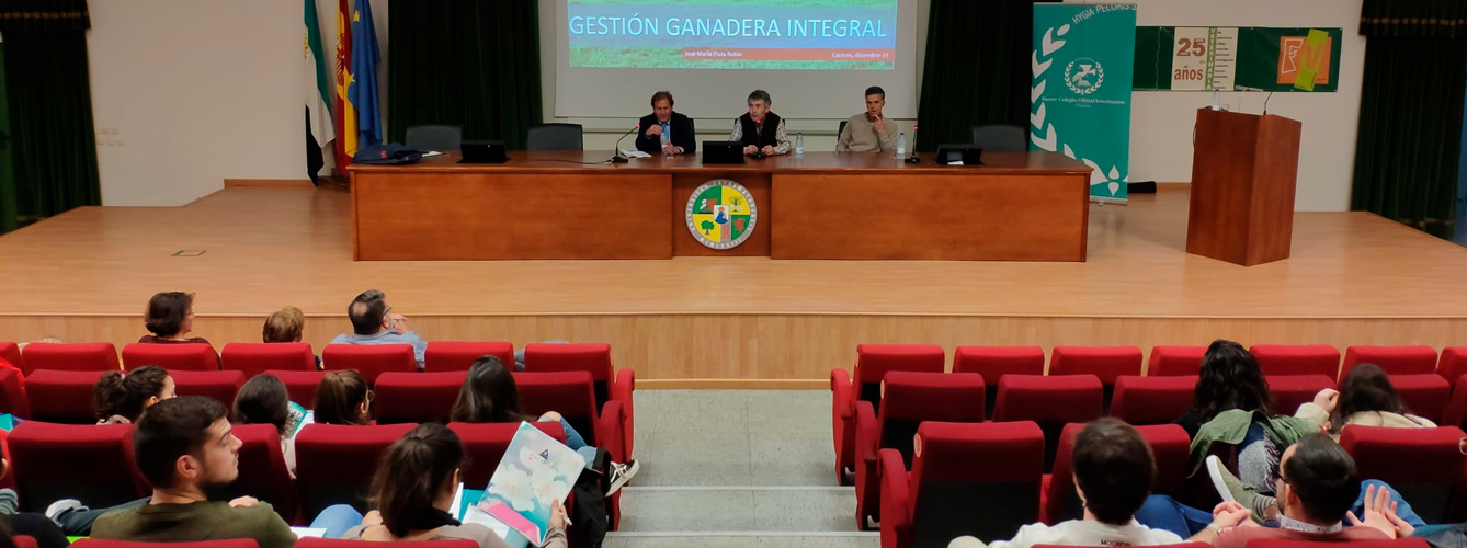 El acto contó con las ponencias de José María Plaza Rubio, experto en gestión en explotaciones de ovino y de vacuno extensivo y Ángel de Vicente Báez, presidente del Colegio Oficial de Veterinarios de Cáceres.