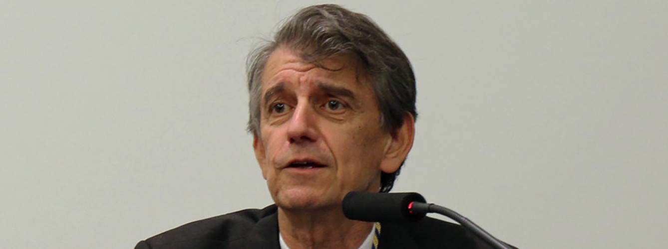 El Secretario General de la Real Academia de Doctores de España, José Javier Etayo Gordejuela.