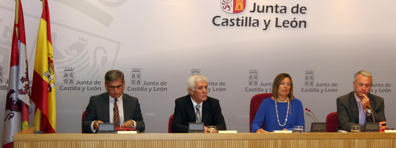 La consejera de Agricultura y Ganadería de la Junta de Castilla y León, Milagos Marcos y a la izquierda Ignacio Machetti, el presidente de Agroseguro 