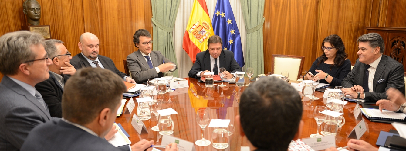 Luis Planas, ministro de Agricultura, Pesca y Alimentación presidiendo la reunión con Cesfac