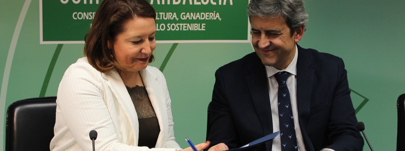 Carmen Crespo, consejera de Agricultura, Ganadería, Pesca y Desarrollo Sostenible, firmando el protocolo de intenciones con José María Mancheño, presidente de la Federación Andaluza de Caza. 
