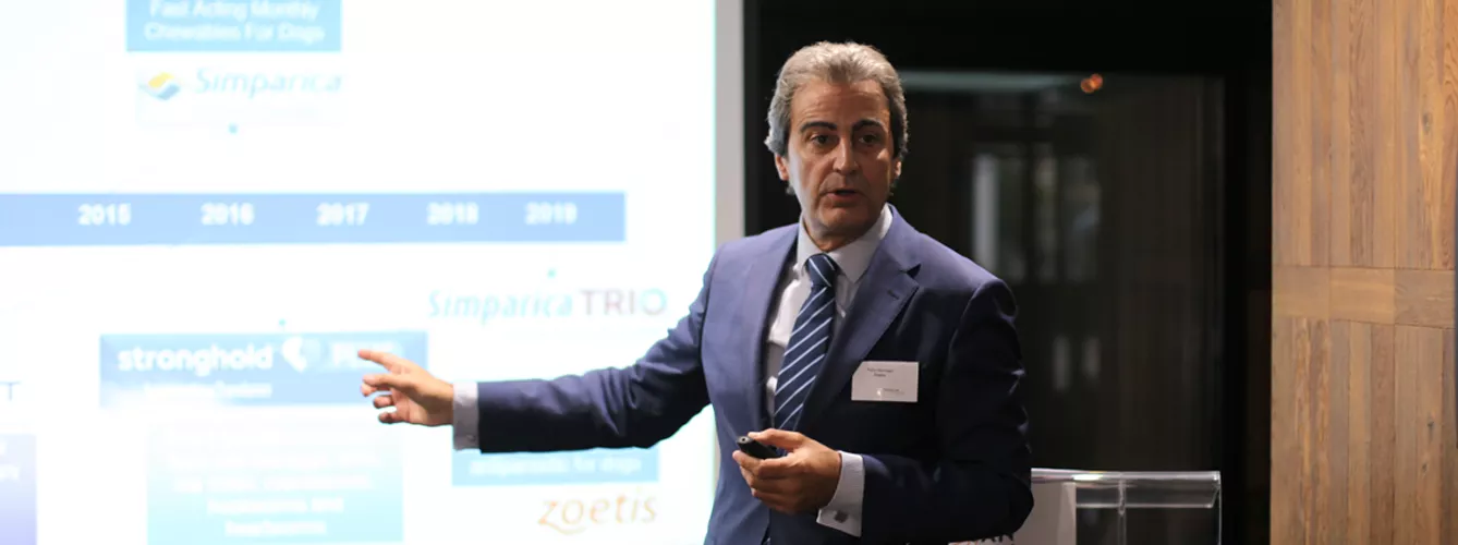 Félix Hernáez, director general de Zoetis en Europa del Sur presentando la vacuna Versican Plus Bb Oral.