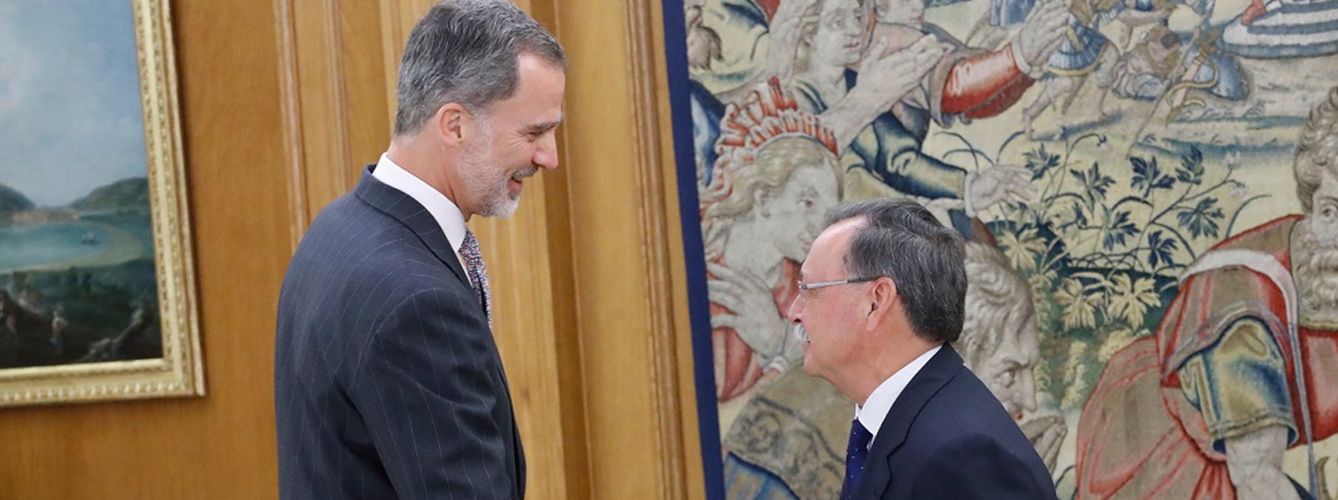 El rey Felipe VI durante la audiencia con el presidente de Ceuta, Juan Vivas.