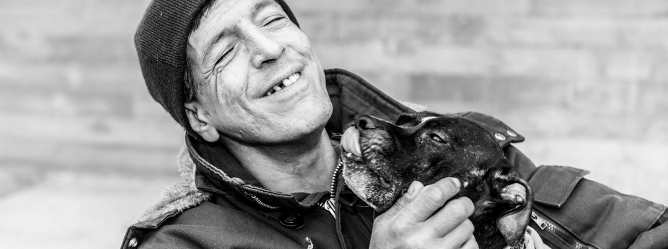 Persona sin hogar con su animal de compañía atendidos por el Proyecto Outreach.