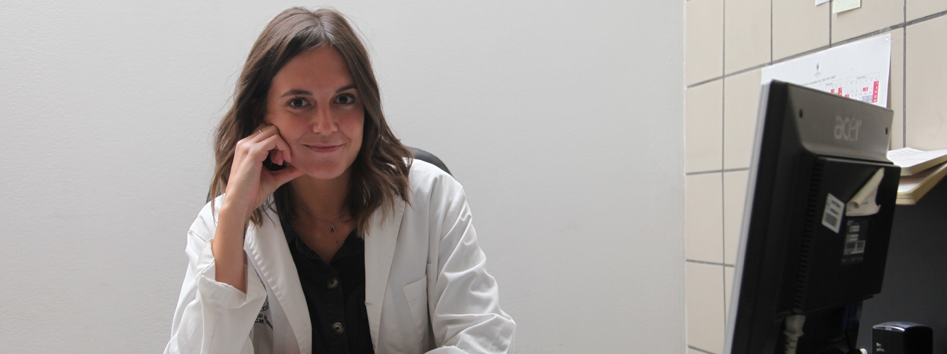 Raquel Huete, becaria de formación especializada en el servicio de Hospitalización y UCI del Hospital Clínico Veterinario de la Universidad Complutense de Madrid.