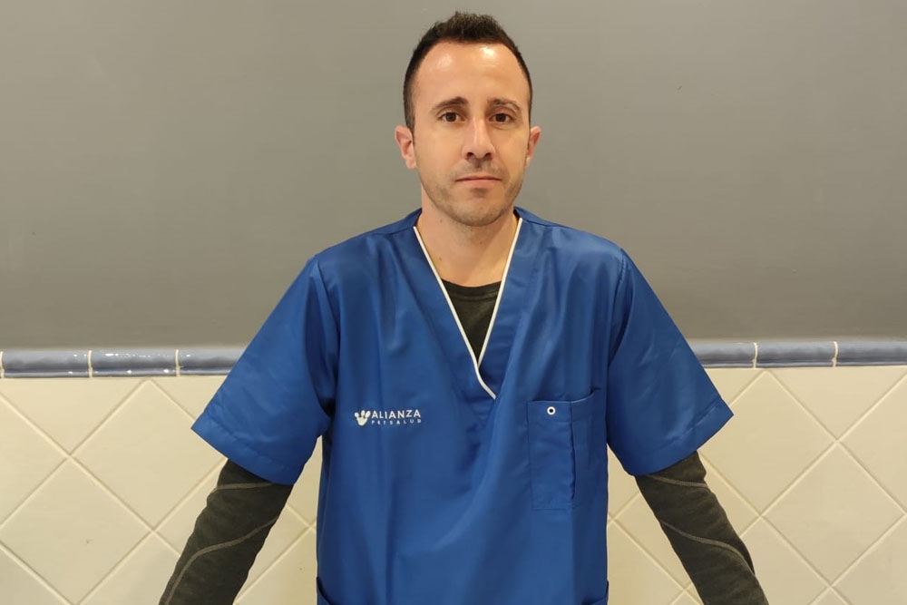 Borja Hoz, veterinario de la Clínica Veterinaria Dogo Azul.