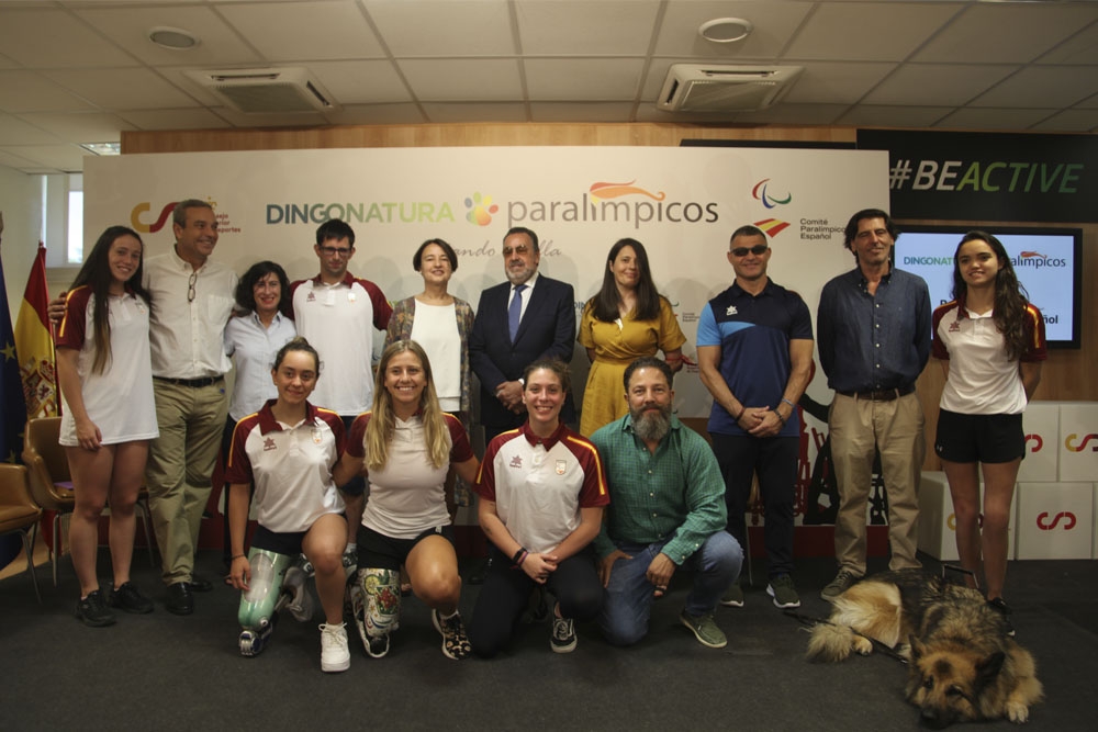Foto de familia de parte del equipo paralímpico español, su presidente y el equipo de Dingonatura.