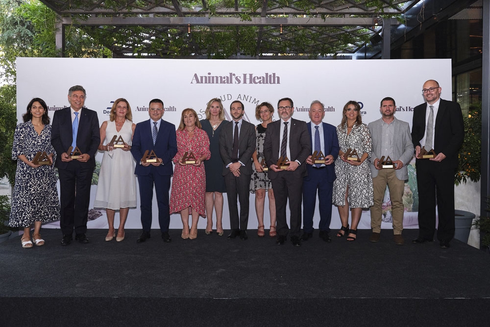 Foto de familia de los premiados en los primeros Premios Salud Animal de España (Premios Animal's Health). 