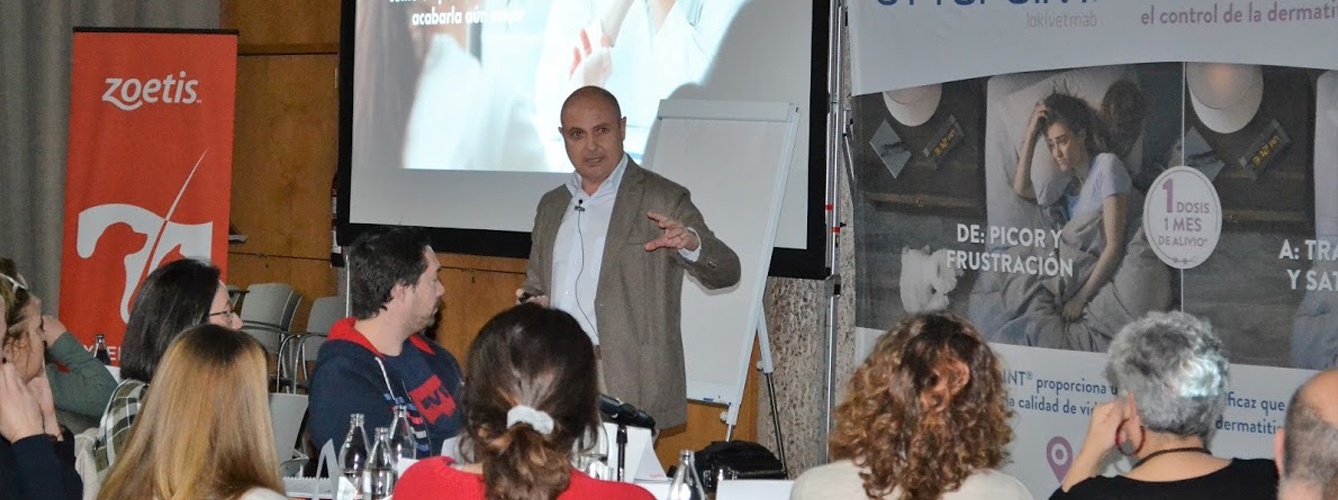 El veterinario Miguel Ángel Díaz, fundador de New Way Coaching, durante un evento pasado organizado por Zoetis.