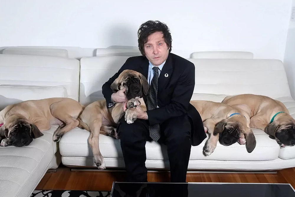 Javier Milei, nuevo presidente de Argentina, junto a sus 4 perros clonados.