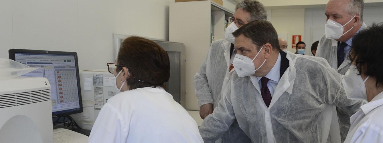 Luis Planas, ministro de Agricultura, durante una reciente visita al Laboratorio Central de Veterinaria de Algete.