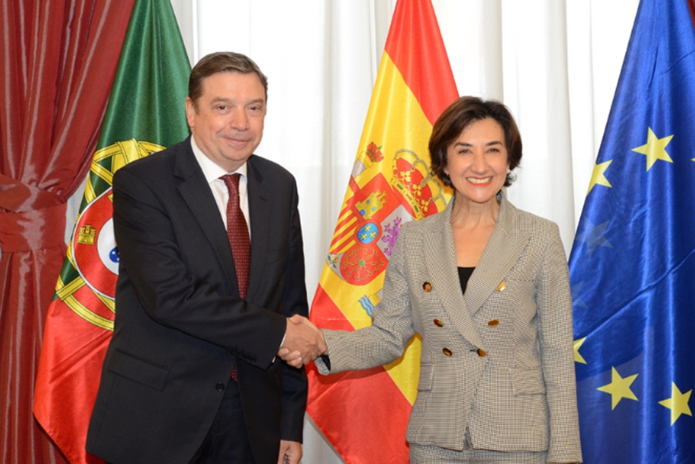 Luis Planas, ministro de Agricultura, Pesca y Alimentación de España, y María do Céu Antunes, ministra de Agricultura y Alimentación de Portugal.