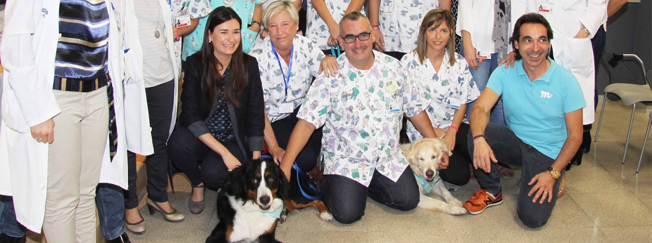 Carmen Montón con miembros del proyecto de terapia asistida con animales en el Hospital La Fe de Valencia