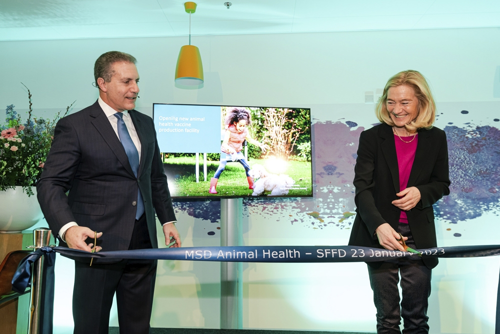Imagen de la inauguración de la nueva planta de fabricación de vacunas de MSD Animal Health.