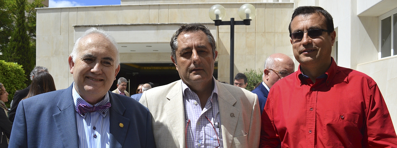 De izquierda a derecha: Fulgencio Fernández, presidente del Colegio de Veterinarios de Murcia, junto a Francisco Gomariz y Clemente Cano, de la Junta Ejecutiva del Colegio de Murcia.