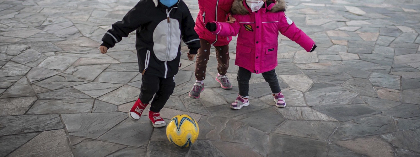 ¿Pueden los niños jugar con una pelota en la salida del confinamiento?