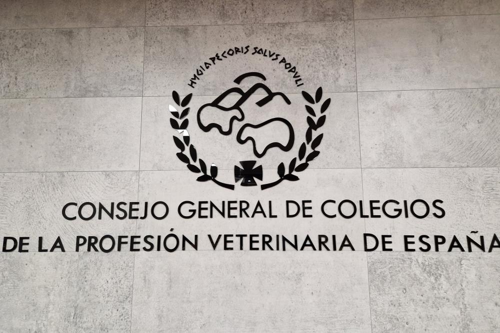Placa del Consejo General de Colegios de la Profesión Veterinaria de España.